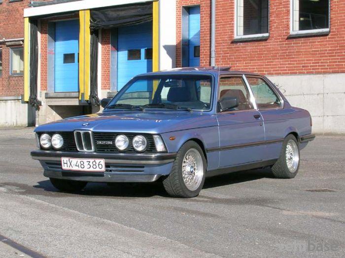 BMW 323i (E21)