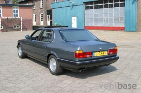 BMW 750i (E32)