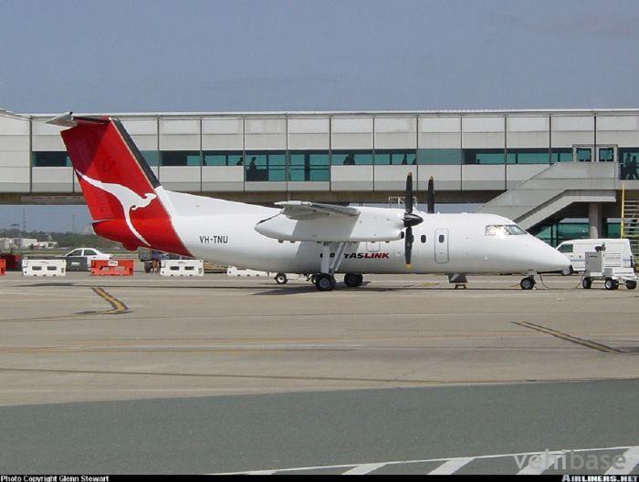 De Havilland Q300